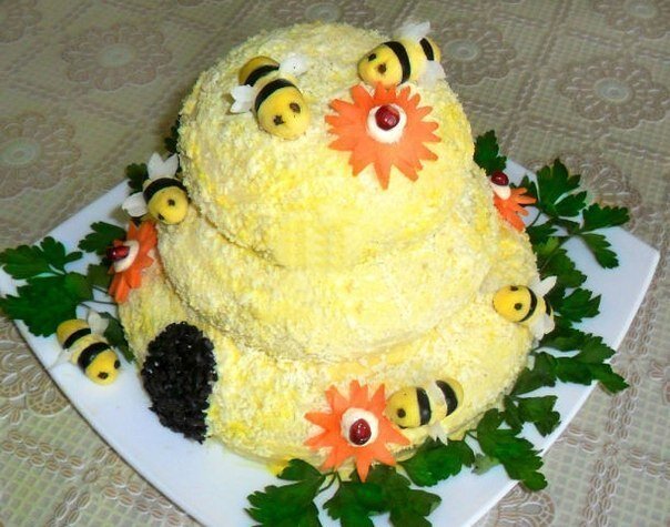 🐝 Салат "Пчелиный домик"
Ингредиенты: печень говяжья - 200-300 гр, картофель - 5 шт, яйца - 6 шт, морковь - 2 шт, лук - 2 шт, лимон - 1/2 шт, соевый соус - 1 столовая ложка, мед - 2 столовые ложки, майонез, перец молотый черный, соль. Для украшения: морковь - 1 шт, оливки черные без косточки, редька (редис), листья салата, перец горошком.
Готовим: Заранее нарезаем 1 луковицу и маринуем в лимонном соке с добавлением 1 столовой ложки растопленного меда и 1 столовой ложки соевого соуса. Даем постоять минимум 20 минут.
Печень нарезаем порционными кусочками, солим, перчим, обваливаем в муке и обжариваем со всех сторон. Остужаем и нарезаем кубиками. Картофель и яйца отвариваем. Морковь натираем на терке и обжариваем вместе с луком.
В майонез добавляем 1 столовую ложку растопленного меда и 1 столовую ложку лимонного сока, перемешиваем. Этот приготовленный соус мы будем использовать в салате.
Для приготовления салата нам понадобятся 3 миски (пиалки) разного размера от большего к меньшему. Застилаем миски пленкой (пакетом). Выкладываем салат одновременно во всех мисках с одинаковой очередностью. Выкладываем по всей поверхности миски отварной картофель, натертый на терке, смазываем соусом. Затем слой замаринованного лука. Следующий слой - порезанная кубиками печень, смазываем соусом. Потом слой из обжаренной моркови с луком и тоже смазываем соусом. Последний слой - белок натертый на терке. Ставим миски с салатами в холодильник на 20-30 минут.
Достаем и, начиная с большей миски, переворачиваем поочередно салаты на блюдо, один на другой, освобождая от пленки. Выравниваем и придаем форму пчелиного домика. Смазываем весь "домик" майонезом. Присыпаем со всех сторон вареным желтком, натертым на мелкой терке (часть желтка оставляем для пчелок).
Украшаем: Оливки нарезаем кружочками, оставшийся желток смешиваем с небольшим количеством майонеза и формируем пчелок. Крылышки вырезаем из редьки (редиса) и вставляем глазки из горошков перца. Из моркови вырезаем цветочки. Украшаем внизу пчелиный домик листьями салата, делаем дверцу из натертых оливок и украшаем пчелками и цветочками.
Наш пчелиный домик готов. Приятного аппетита!