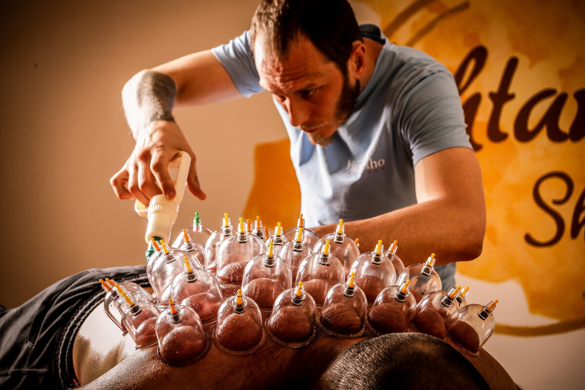 Процедура статичной постановки вакуумных банок. Специалист висцеральных практик - Александр Шувалов.