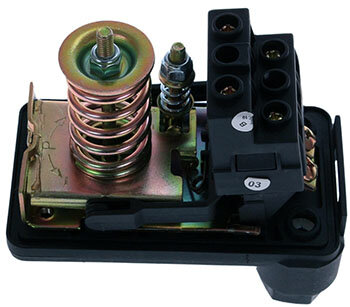 Классическое реле давления, под корпусом, имеет два регулировочных винта, установленные над пружинами.