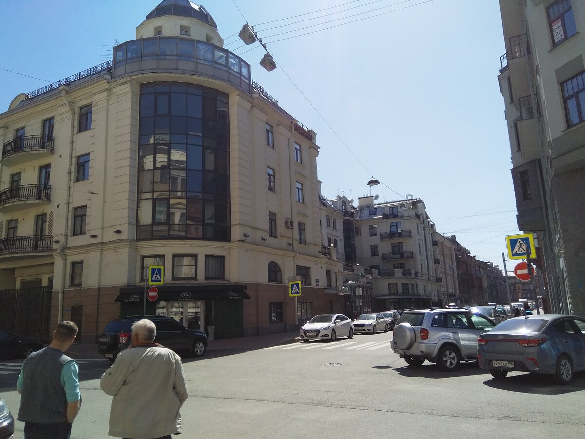 Дом по адресу Поварской переулок, 2. Сегодня на месте того исторического дома современное здание современного банка.