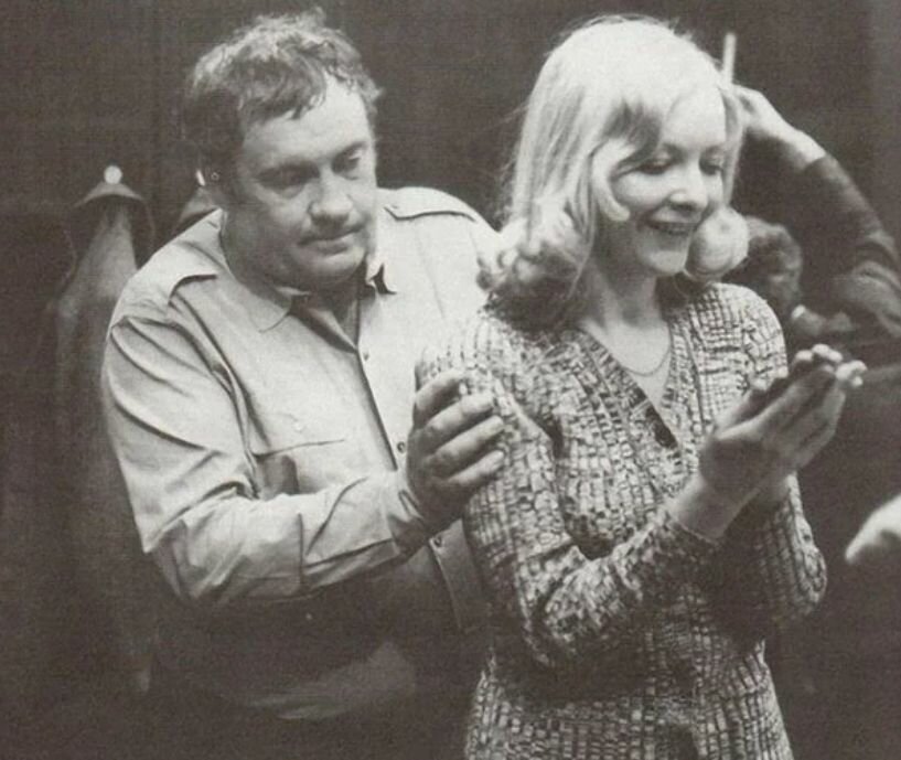 Широко известно, что все главные роли изначально должны были исполнять другие актеры. На роль Жени Лукашина рассматривался Станислав Любшин, Олег Даль, Пётр Вельяминов, Иннокентий Смоктуновский. А многочисленным актрисам, пробовавшимся на роль Нади, пришлось уступить место Барбаре Брыльской. Эльдару Рязанову очень понравилась ее роль в ленте "Анатомия любви" и о ней много говорили в этот период в прессе. Обиднее всего конечно же было Валентине Талызиной, ей отказали в роли, но позвали озвучивать героиню. Ну а Ипполита должен был играть не Юрий Яковлев, а Олег Басилашвили - его пришлось заменить по личным обстоятельствам, зато на выброшенной фотографии вы видите именно его. - Источник фото: eldar-ryazanov.ru