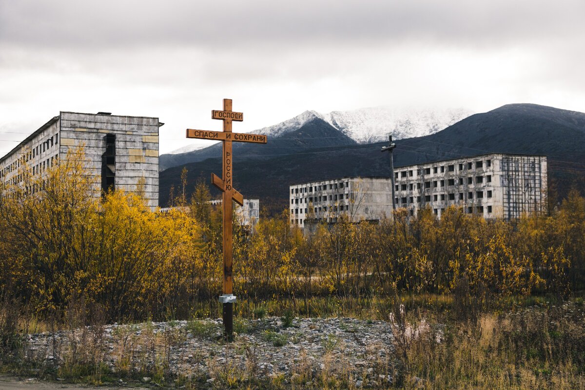 Поселок Синегорье в настоящее время. ВСе дома на фото заброшены.