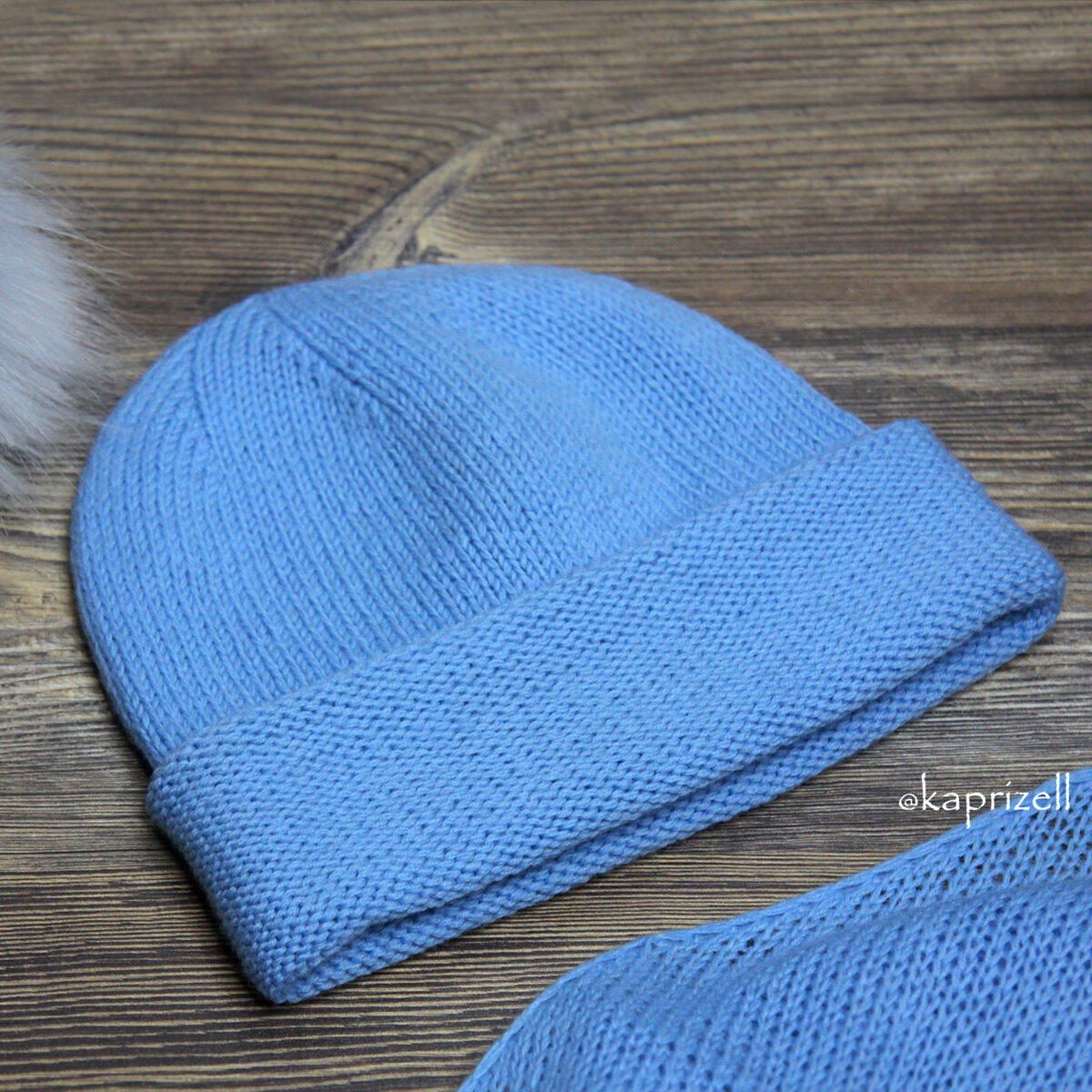 Шапка с отворотом лицевой гладью
