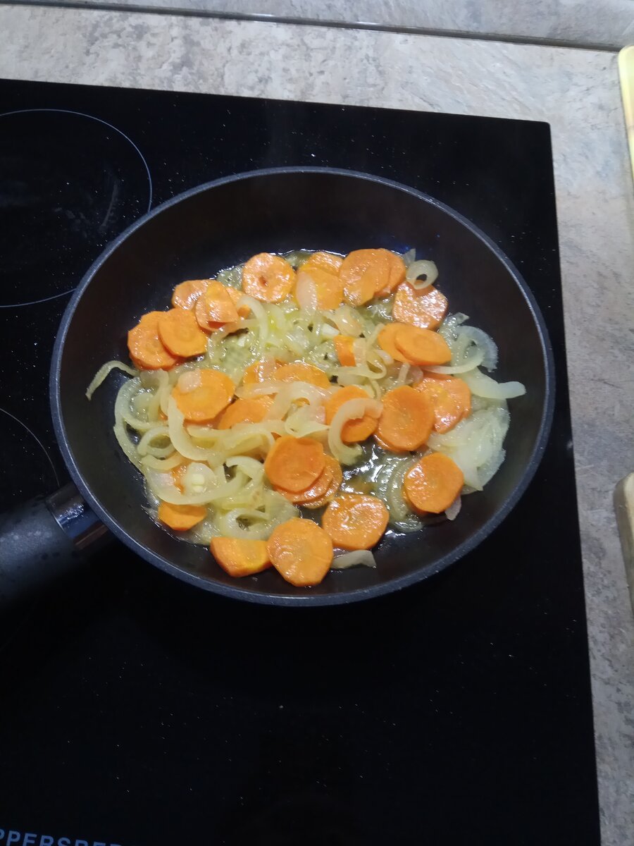 Тушим овощи, добавляем печенку. Готовим до готовности