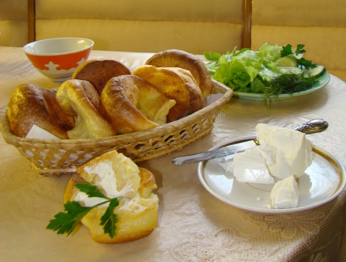 Обычный завтрак: самодельные булочки для начинки, самодельный мягкий сыр вовнутрь, зеленушка с дачи. Осталось налить кофейку - и утро удалось!