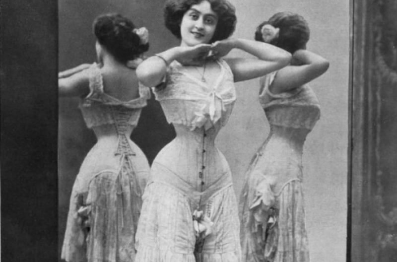 Открытка с девушкой в нижнем белье.Для своего времени очень откровенное изображение. 