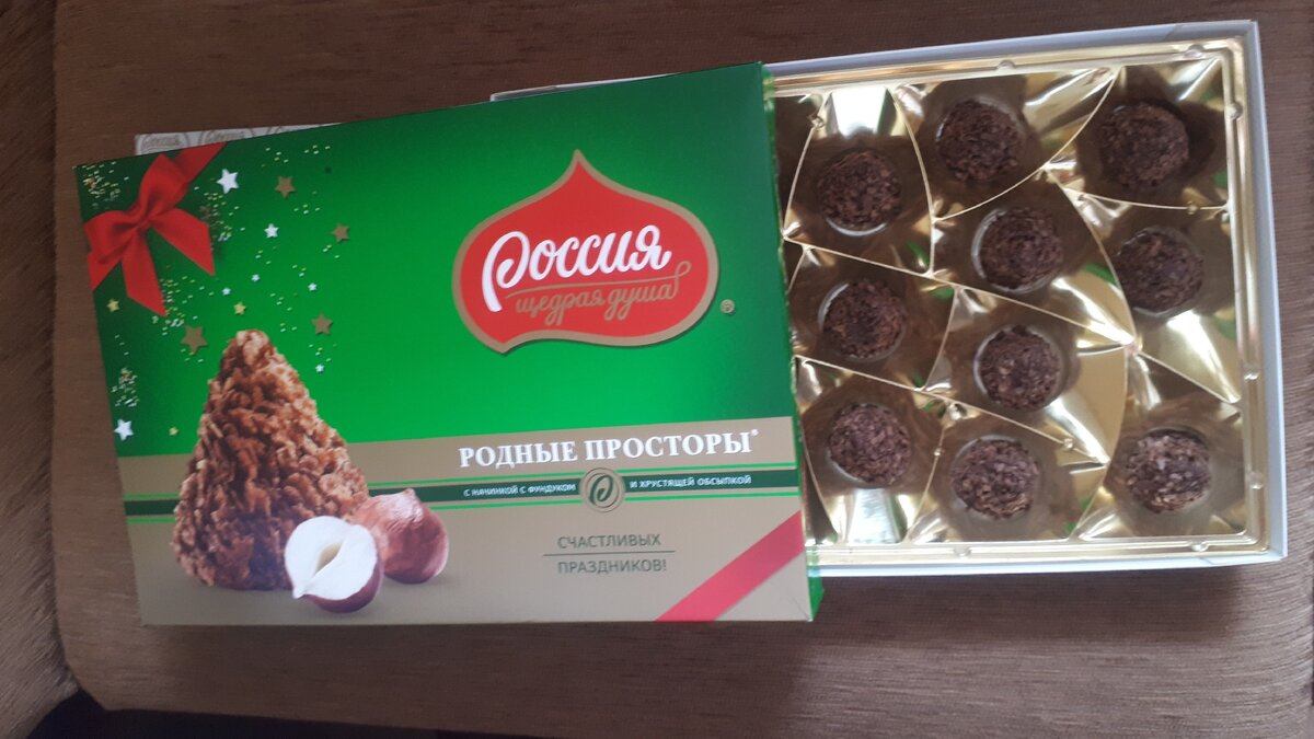 Кстати эти хрустящие треугольники оказались очень даже вкусными. Я так-то не любительница сладкого. Но эти меня приятно удивили. Эти конфеты меняют свой вкус во рту постепенно. С начала чувствуется шоколад, потом вкус печенья, потом ореха. И они в прямом смысле этого слова , тают во рту, и очень быстро. Даже к зубам не липнуть.