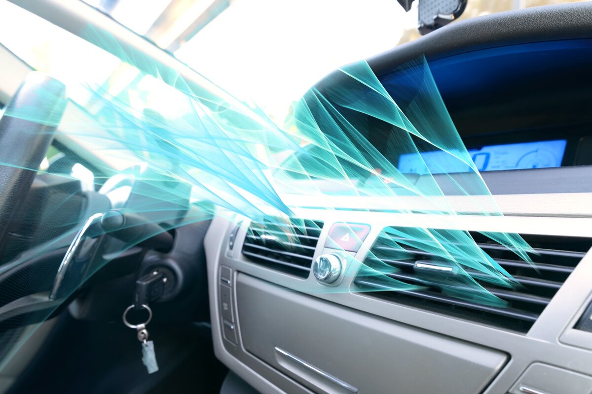 Запах сырости - верный признак засорившегося кондиционера.