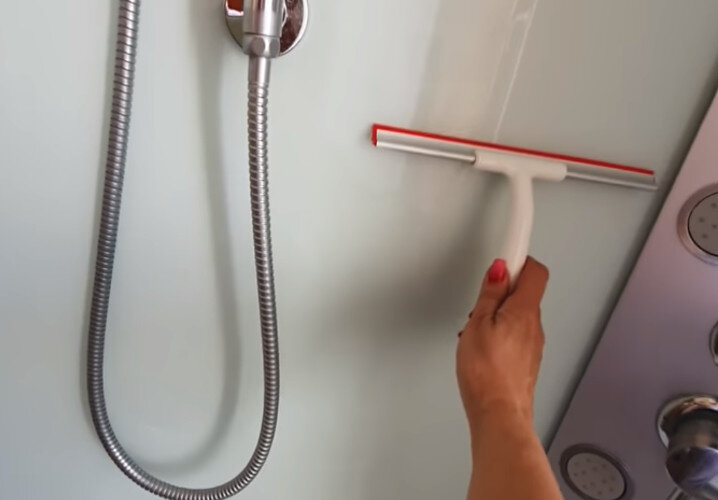 Достаточно легким движением руки провести по стеклу сверху вниз. 