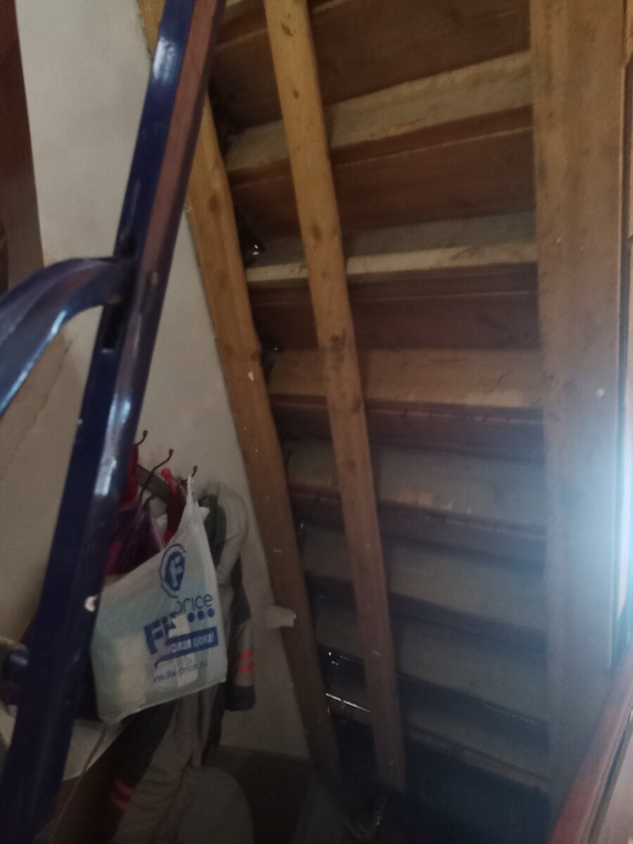 Лестница вид снизу. 