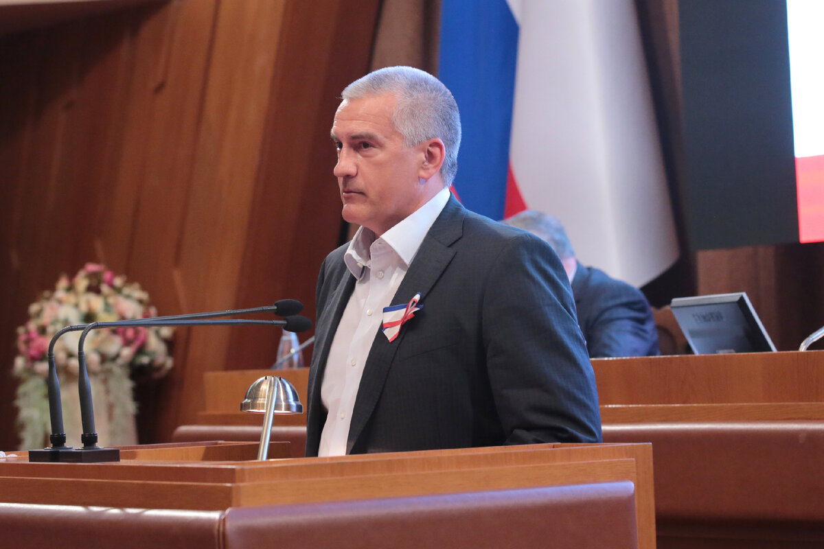 С. Аксёнов благодарит парламентариев за взаимодействие (фото: пресс-служба ГС РК)