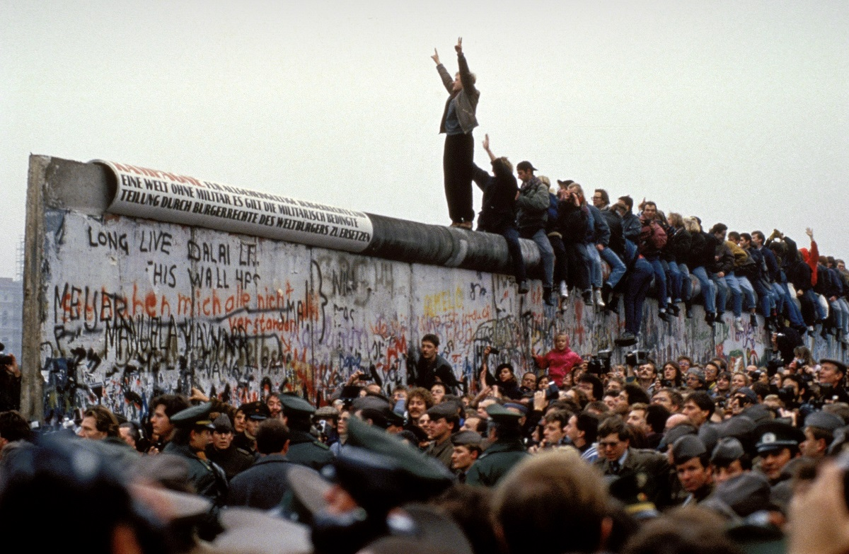 Когда пала берлинская стена в каком году. 9 Ноября 1989 Берлинская стена. Крушение Берлинской стены 1989. Берлинская стена (Berlin Wall). Берлинская стена 1989 Горбачев.