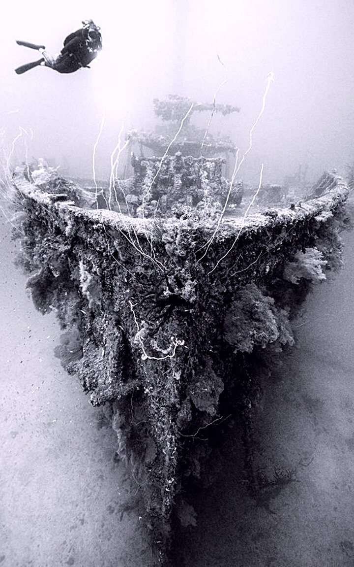 В водах лагуны острова Трук приобрели особый статус "демократические"  инструменты политики США – авианосцы. Здесь зарождалась их вера в "американскую исключительность"  и тактика удара без физического контакта живой силы.