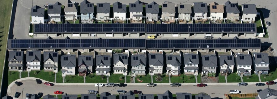 Drake Landing Solar Community (DLSC) в Okotoks , провинция Альберта, Канада. 52 отдельных дома, площадью 120 - 160 кв.м. На гараже каждого дома установленные солнечные коллекторы, в каждом доме водяной бойлер 400 литров, и общий на поселок промежуточный водяной аккумулятор, емкостью 240 куб. метров, энергоемкостью 8 тыс Квт/часов и сезонный в земле, объемом около 35 тысяч куб. метров, энергоемкостью примерно 260 тыс Квт/час.