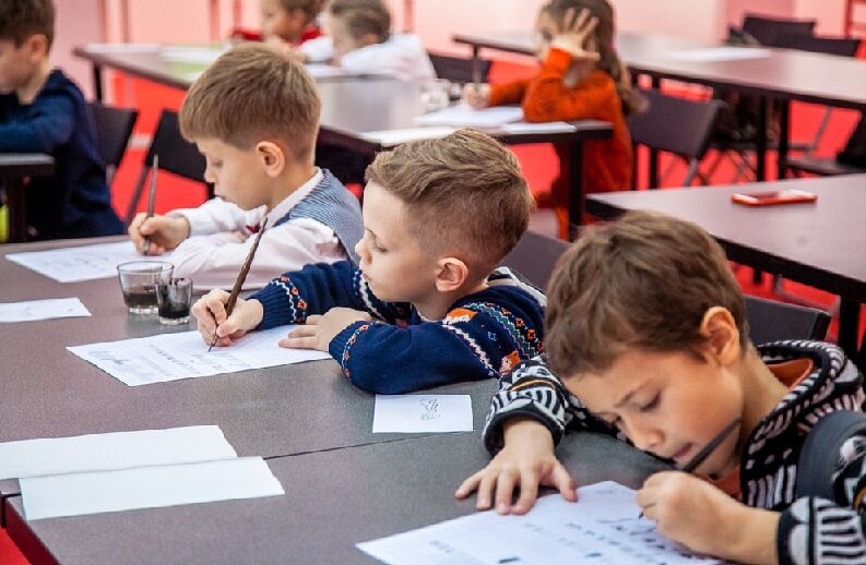 Урок чистописания - это потруднее, чем в "стрелялки" на телефоне играть... 