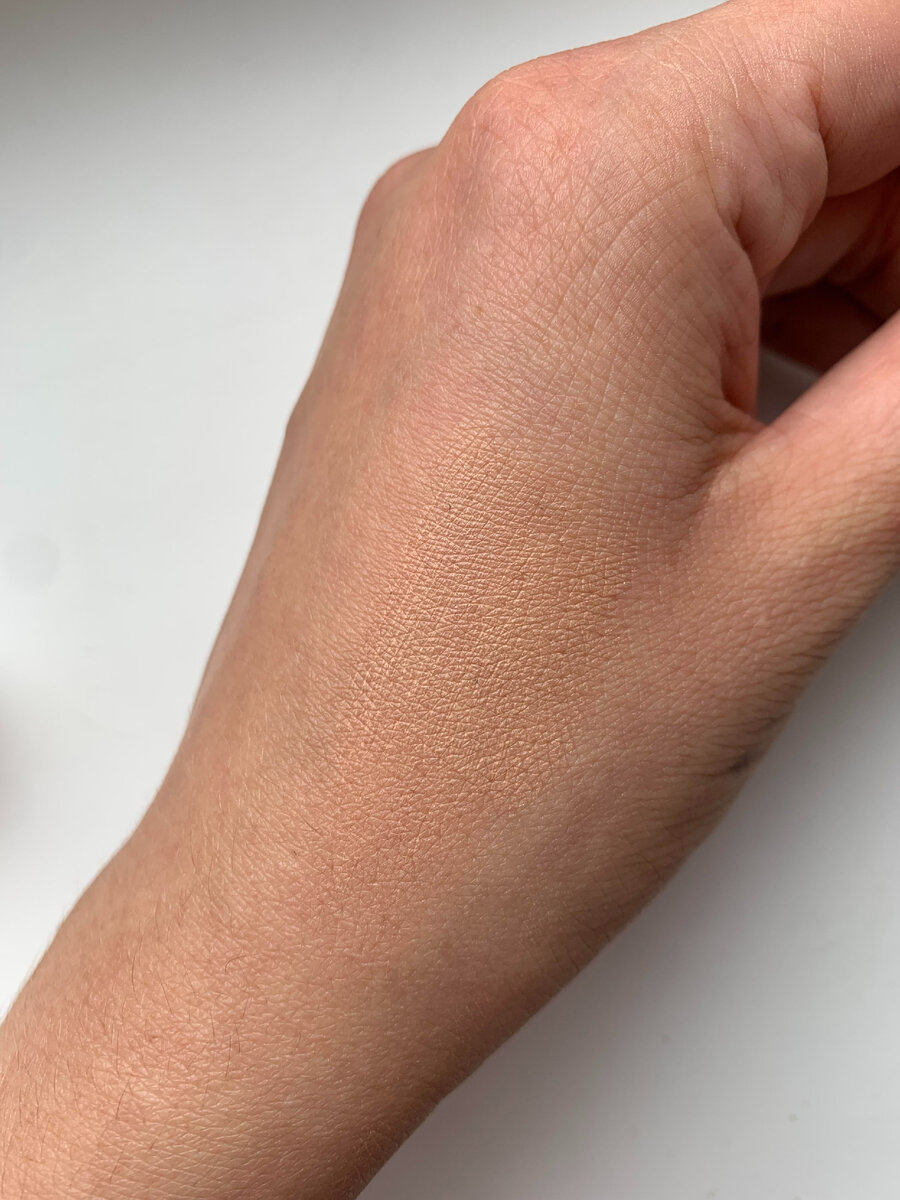 На второй картинке видно средство, при его нанесении.