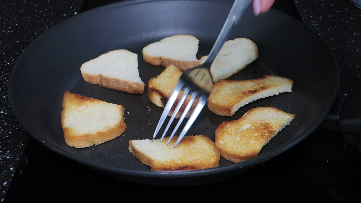 Брускетта с куриной печенью и брынзой