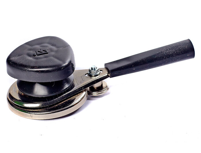 Во-первых, банку и крышки перед закрыванием нужно простерилизовать. Для стерилизации лучше всего подходит стерилизатор. В принципе, можно и в духовке, но в случае с закаточными машинками это дольше и неудобнее, так как банки нужно будет ставить в духовку и вынимать из неё, а это довольно хлопотно.
Если нет стерилизатора, банки и крышки нужно тщательно помыть.
После мытья в них нужно налить воду, оставив снаружи лишь донышко и горлышко.
