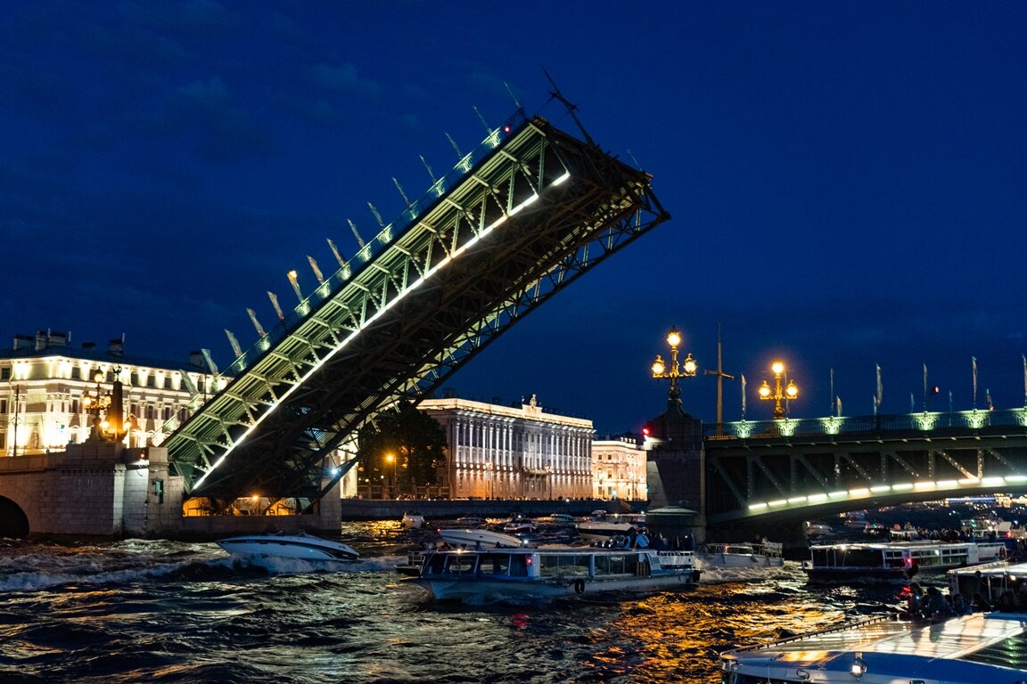Разводной мост в Санкт-Петербурге