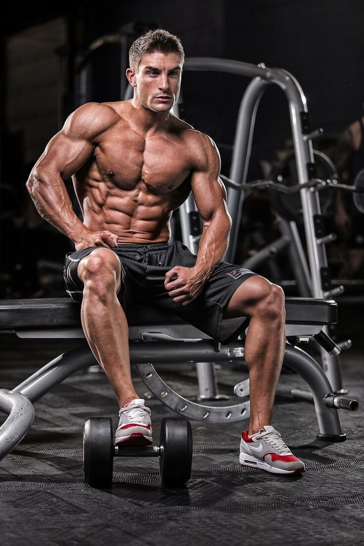 Занимающийся в зале 