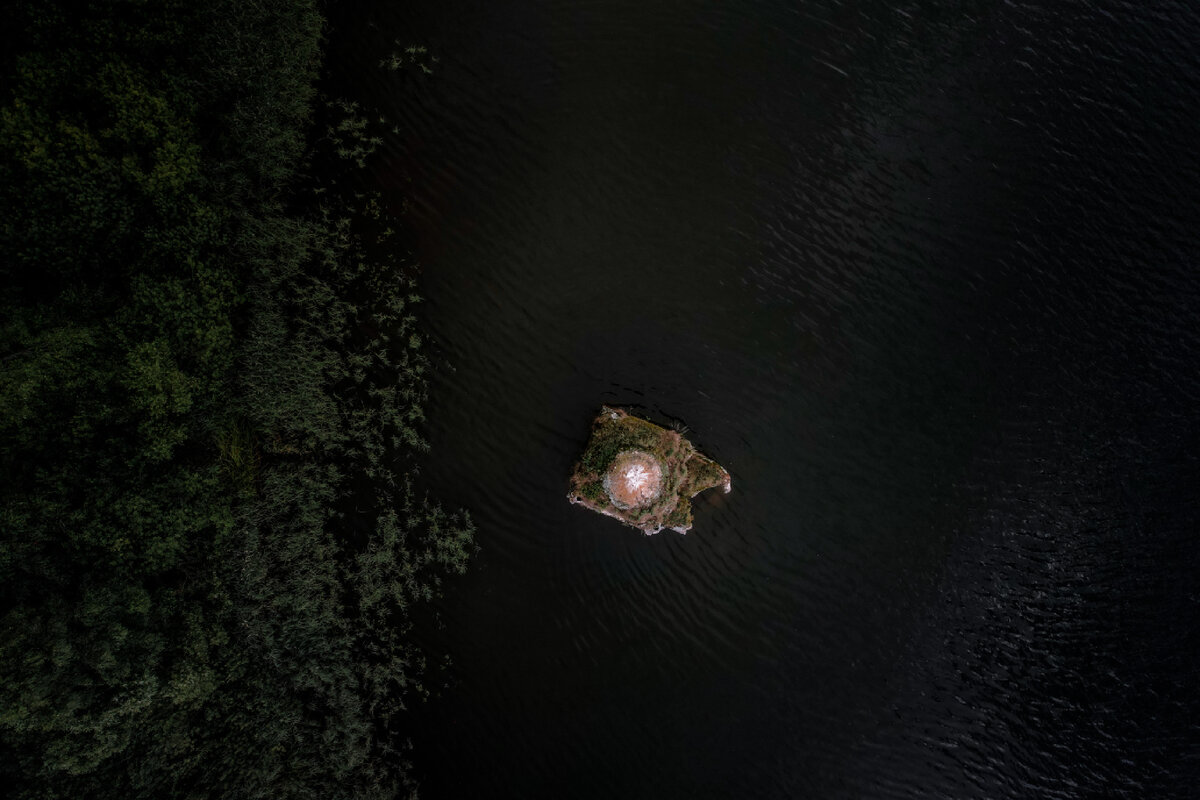 Часовня находится рядом с берегом, однако подойти к ней можно только зимой или ранней весной