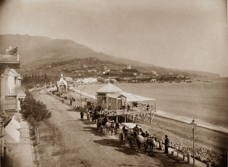Вид кофейни, часовни и старого города от набережной Ялты. 1880-е