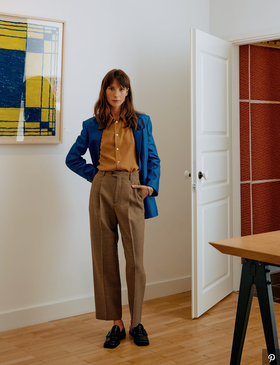 КОЖАНЫЙ ЖАКЕТ, ALEXANDER MCQUEEN; ШЕЛКОВАЯ БЛУЗКА, ШЕРСТЯНЫЕ БРЮКИ, ВСЕ CELINE BY HEDI SLIMANE; КОЖАНЫЕ ЛОФЕРЫ, «ЭКОНИКА»; БРАСЛЕТ LOVE ИЗ РОЗОВОГО ЗОЛОТА, СТАЛЬНЫЕ ЧАСЫ TANK MUST, ВСЕ CARTIER. НА СТРАНИЦЕ СПРАВА: ШЕРСТЯНОЙ ЖАКЕТ, MUGLER; ШЕРСТЯНЫЕ БРЮКИ, CELINE BY HEDI SLIMANE; СЕРЬГИ MONETE ИЗ РОЗОВОГО ЗОЛОТА С БРИЛЛИАНТАМИ И АНТИЧНЫМИ СЕРЕБРЯНЫМИ МОНЕТАМИ, BVLGARI HIGH JEWELLERY.