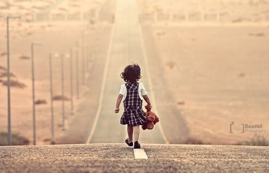 В Ачинске нашли 4-летнюю девочку, ушедшую из дома, пока мама спала

В полицию обратилась 26-летняя женщина, которая попросила помочь найти её маленькую дочь. На поиски девочки отправился весь личный состав полиции. 

Как удалось установить, в семье есть ещё один ребёнок, который приболел. Всю ночь женщина ухаживала за ним, а утром задремала. В этот момент её дочь самостоятельно оделась и ушла в детский сад.

Инспекторы по делам несовершеннолетних нашли ребёнка в образовательном учреждении, девочка сказала воспитателю, что её привела мама, поэтому работница садика не забила тревогу.

С мамой девочки провели профилактическую беседу.