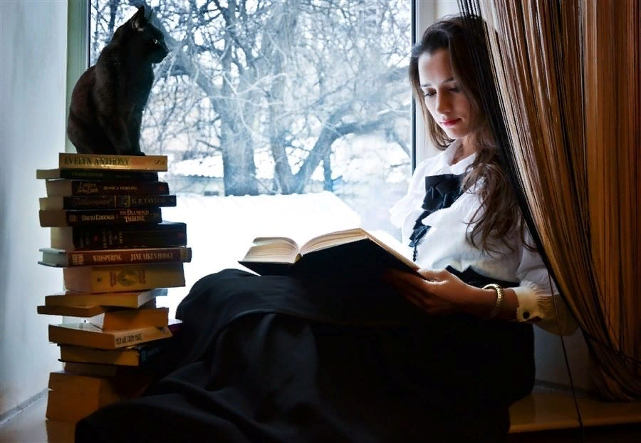 Девушка с книгой. Девушка с книжкой. Девочка с книжкой. Фотосет с книгой.