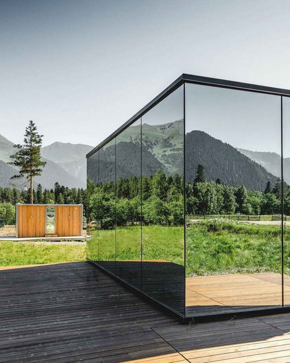 В курортных кавказских городах много приятных необычных отелей. К примеру, в Архызе есть зеркальный экокомплекс BAU’S