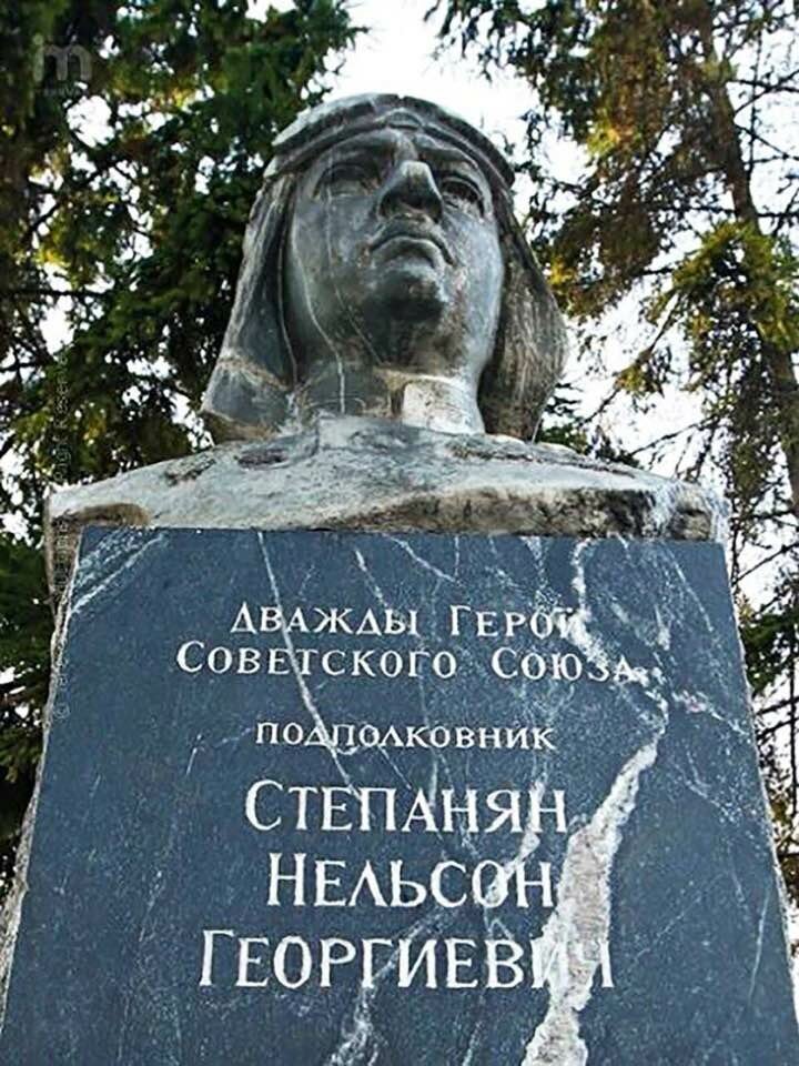 Памятник Нельсону Степаняну, уничтоженного в Шуши
