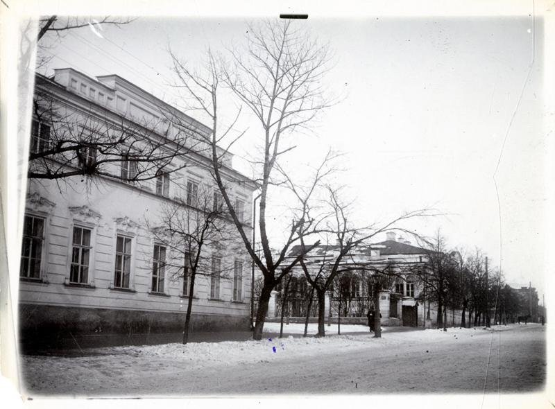 1898 год. На переднем плане - мужское городское училище, здание за перекрёстком - дом Афанасия Столыпина.