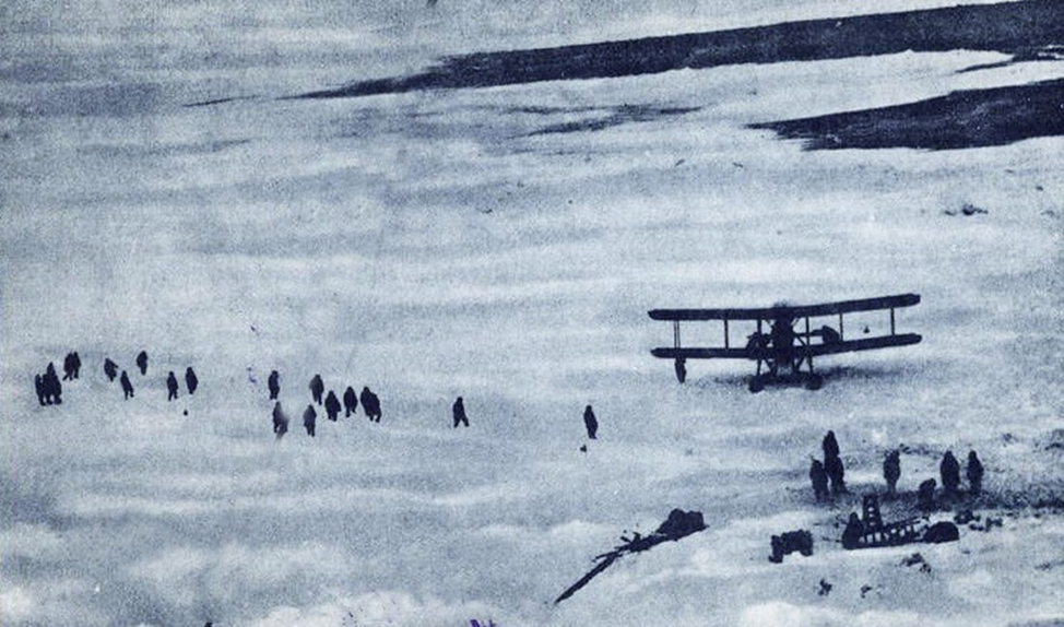 Спасение Челюскинцев 1934 летчики. Спасение экспедиции Челюскинцев. Операция по спасению Челюскинцев в Арктике. Экипаж Челюскин.