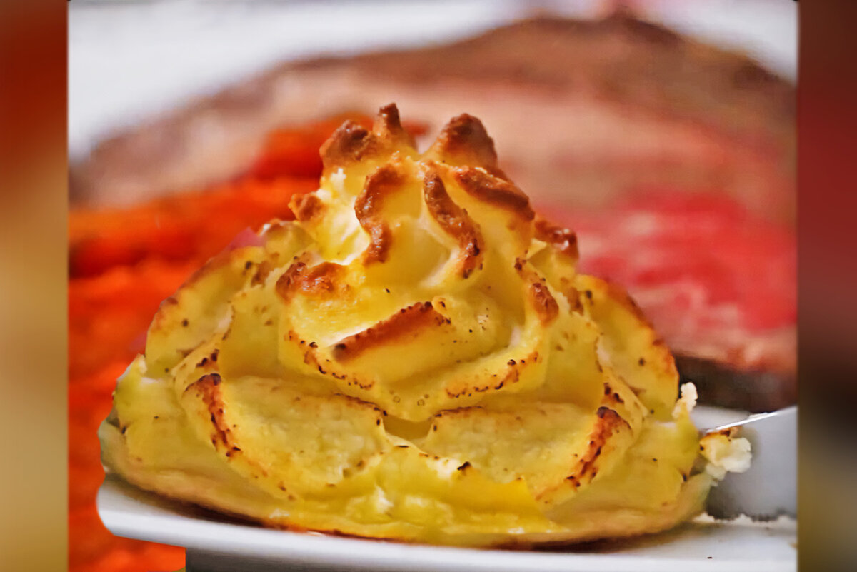 Восхитительный картофель "Дюшес" с сюрпризом - это не просто интересный гарнир, а полноценное праздничное блюдо.  Фото: tasty.co