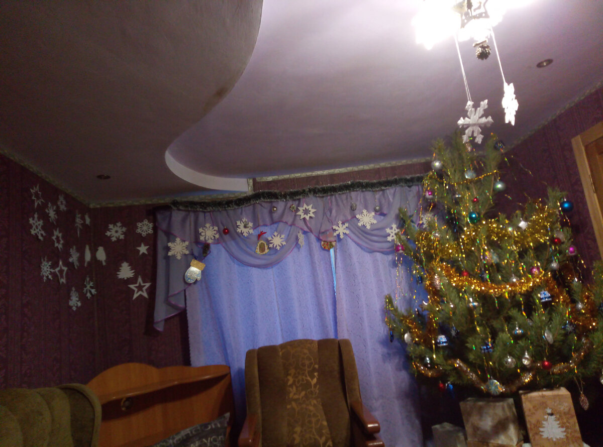 нарядила ёлку, развесила "висюльки" на занавески, вытынанки на стену, мишуру на багетку лепил Дима.