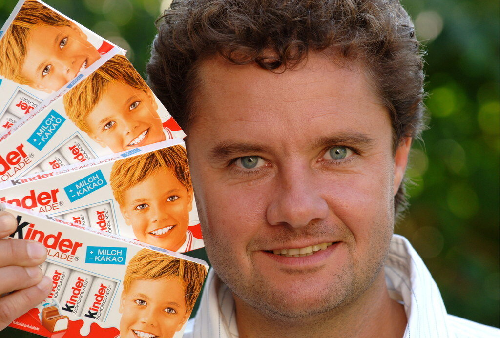 Гюнтер Эурингер с шоколадом Kinder. Источник фото яндекс картинки