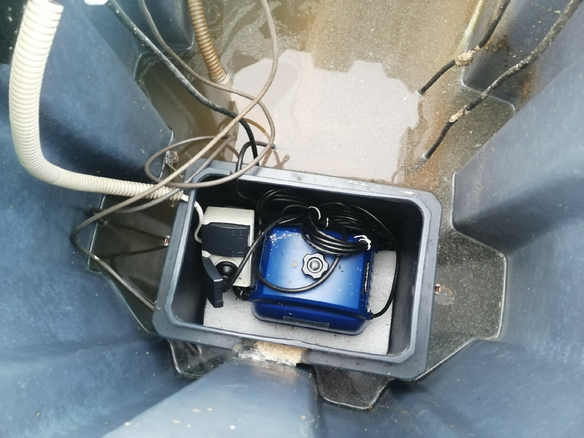 Емкость с компрессом, воды там нет и это очень хорошо