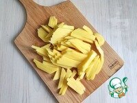     Картофель (1 шт.) нашинковать соломкой
