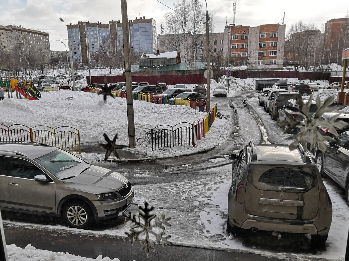 Даже новые микрорайоны в городах, по большей части, строятся без учета потребности в парковочных местах. Как итог — дворы битком забиты автомобилями. На фото: город Ижевск, микрорайон Виктория-Парк.