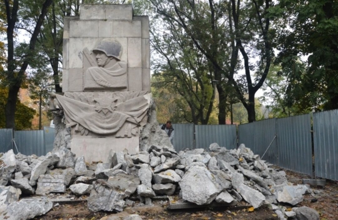 Момент сноса памятника советским война в Варшаве. 