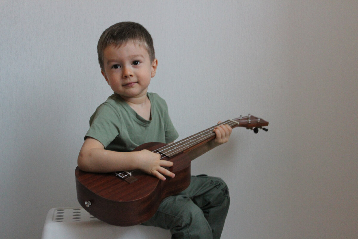 Айтуган и его любимая гавайская гитара укулеле. Фото сделано 30 ноября 2021 года.  