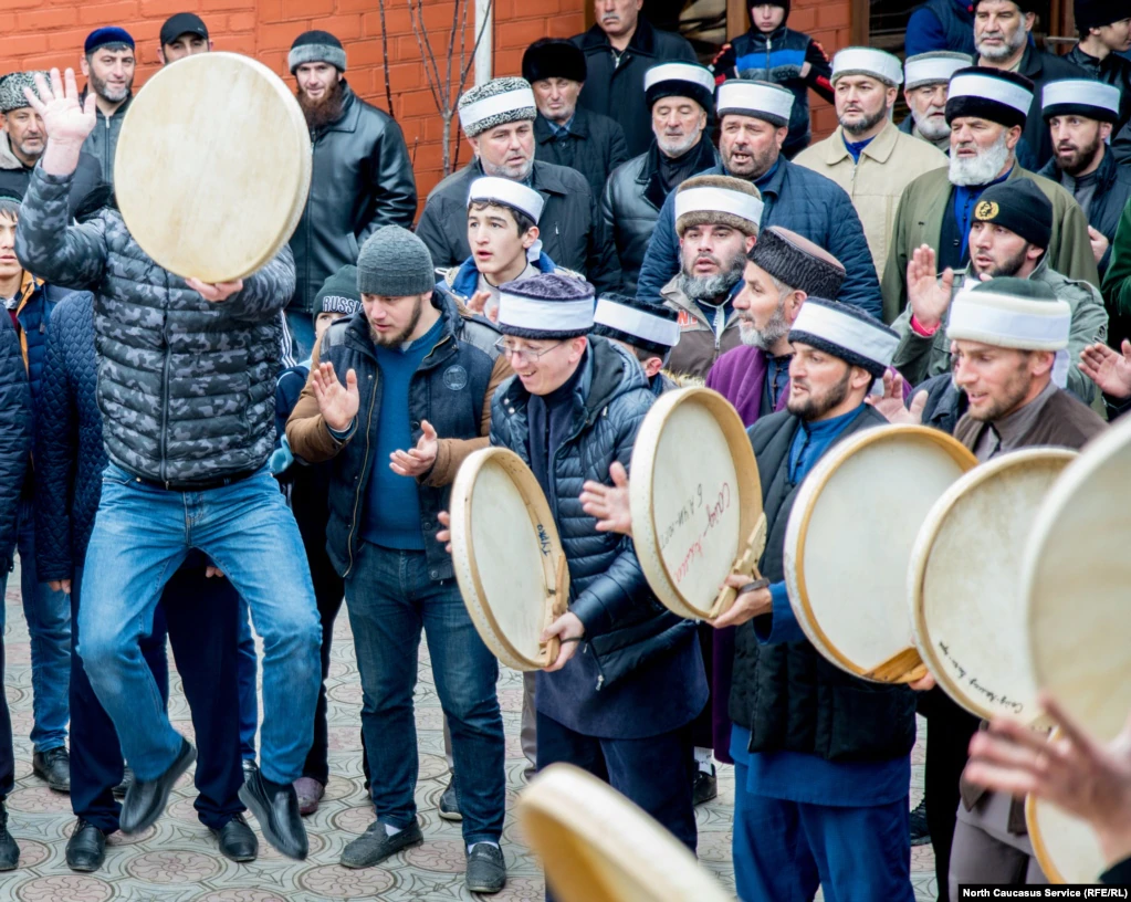 Громкий зикр: зачем чеченцы бегают по кругу и что-то выкрикивают.  Рассказываю | Чеченский след | Дзен