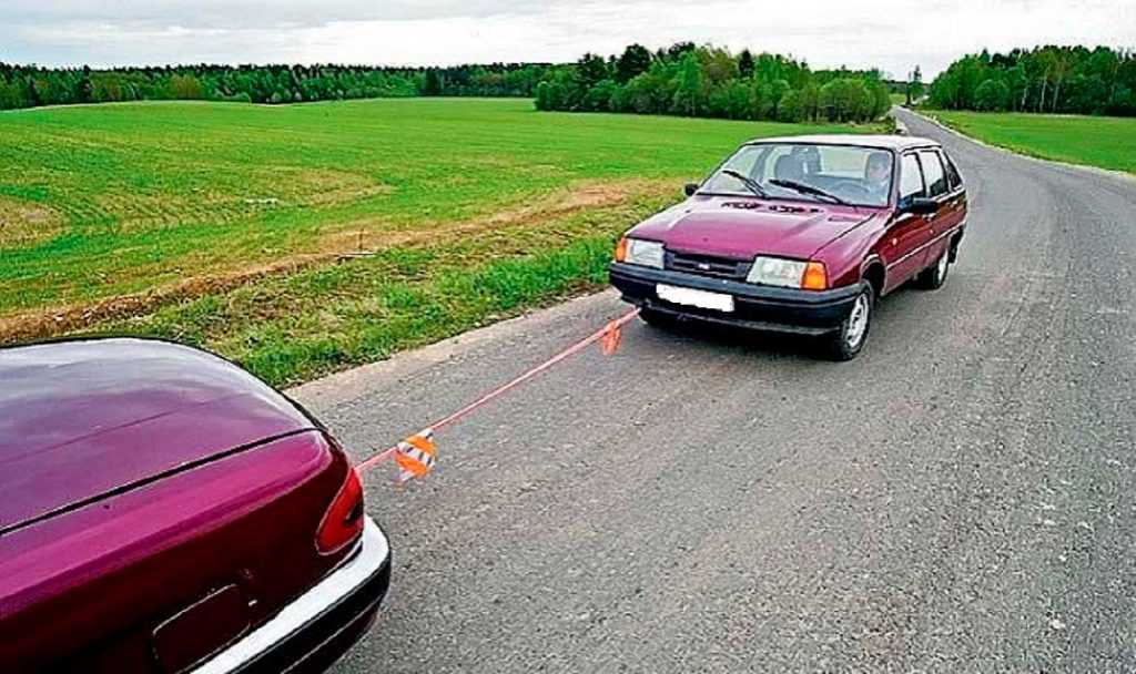 Автомат можно тянуть на тросу. Буксировка автомобиля. Буксировка на гибкой сцепке. Буксир машина. Гибкая сцепка автомобиля.