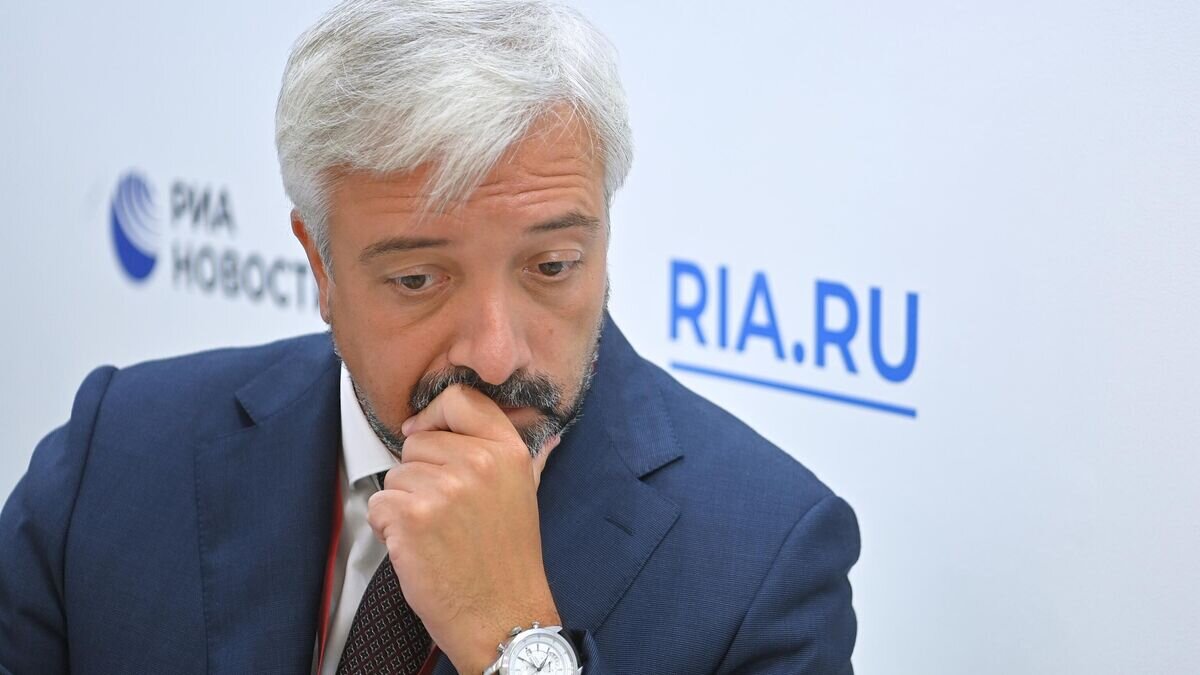    Руководитель Россотрудничества Евгений Примаков во время интервью на стенде Международного информационного агентства (МИА) "Россия сегодня" на VI Восточном экономическом форуме во Владивостоке© РИА Новости / Евгений Одиноков