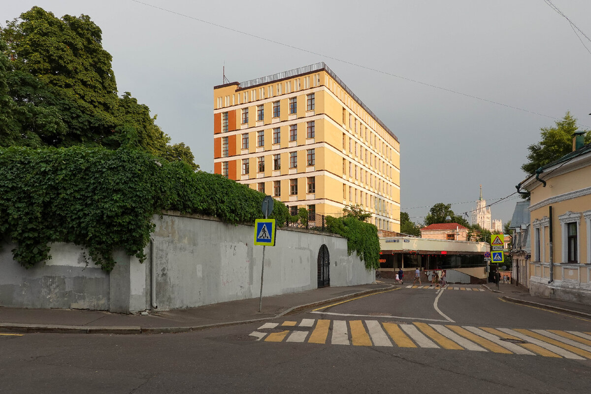 Бывшая столовая НИРТИ. Большой Трехсвятительский переулок, 2/1, строение 2