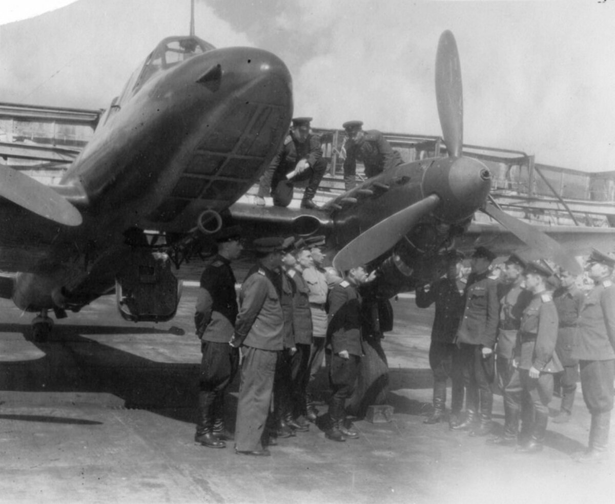 Пикирующий бомбардировщик Пе-2 с отдельными выхлопными патрубками для каждого цилиндра моторов