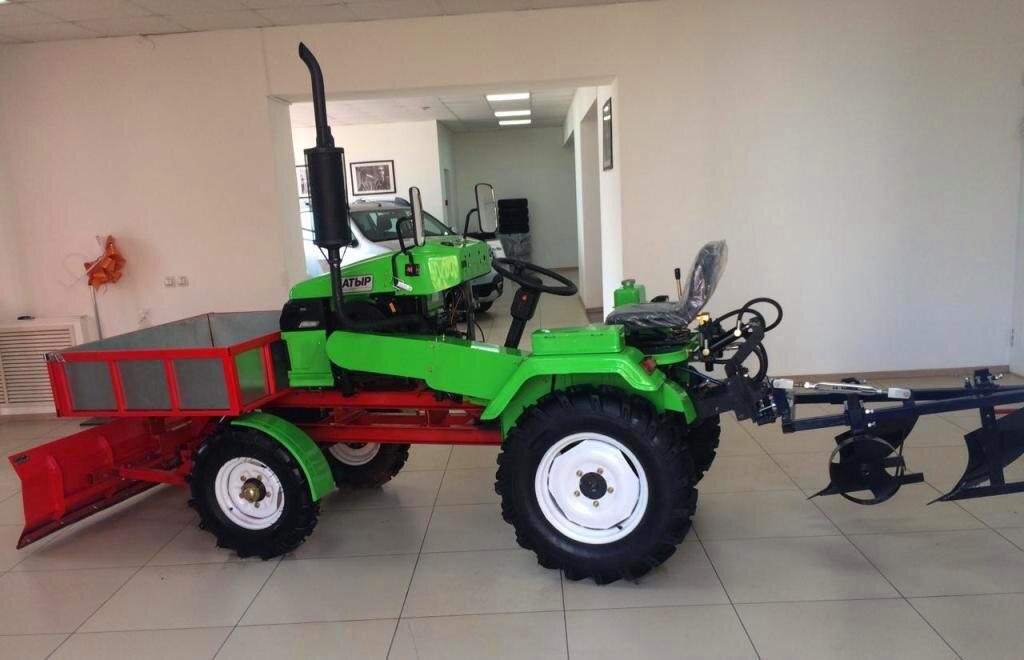 Дополнительно на Батыр РК-12 можно установить передний отвал и плуг с гидравлическим управлением