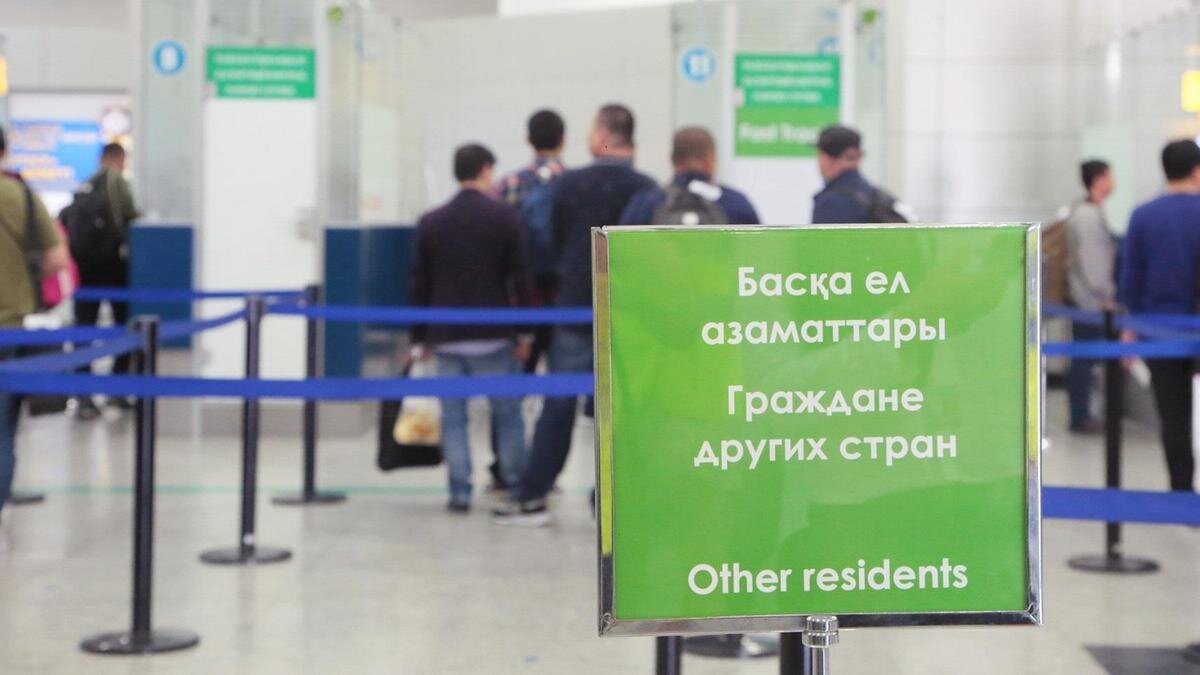    Табличка в алматинском аэропорту:NUR.KZ / Петр Карандашов