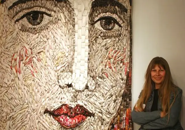 Художница со своей работой