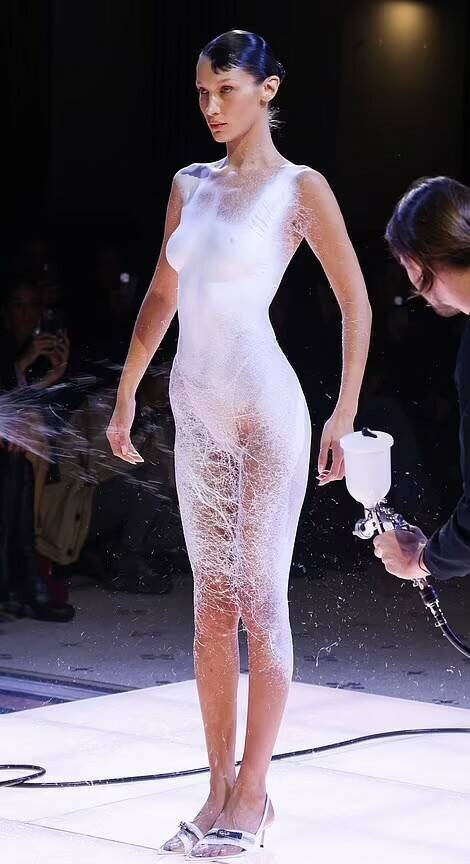    Беллу Хадид одели прямо на сценеСоцсети